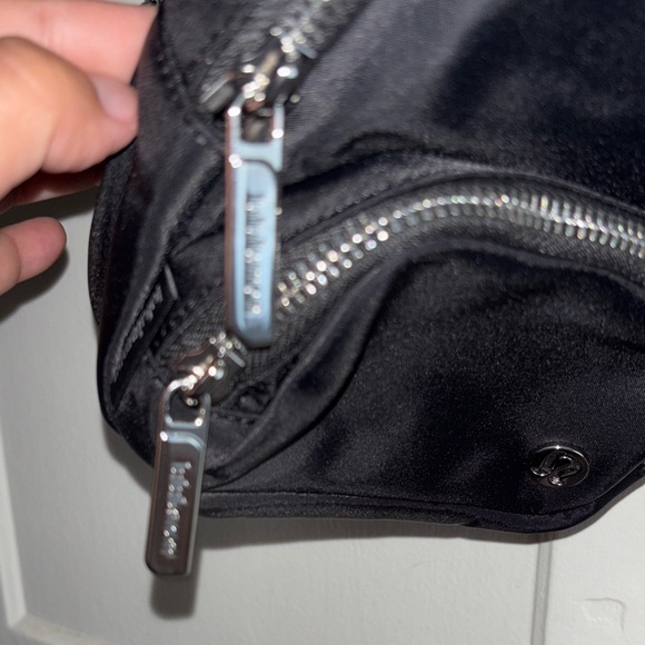 Lululemon everywhere sling Black Crossbody Bag NWT - Picture 8 of 10